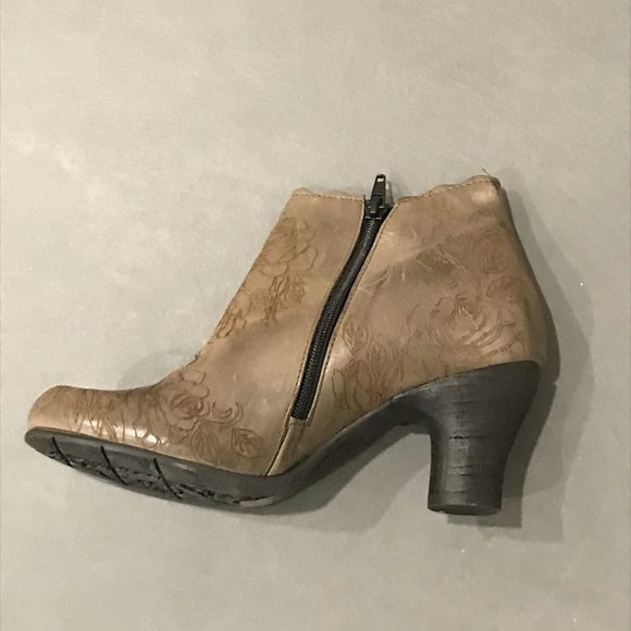 GOLD BUTTON LEATHER ANKLE BOOT - Picture 3 of 4